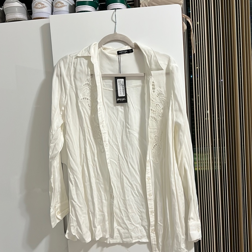 Wh  ok te button up blouse with floral design